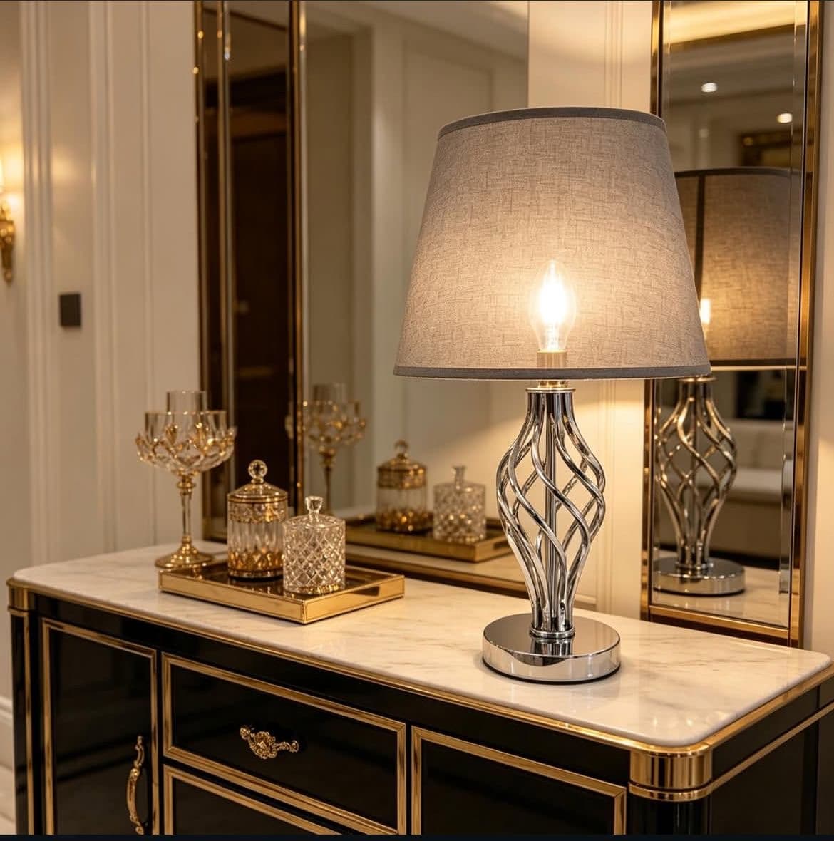 Lámpara de Mesa Moderna con Base Metálica Decorativa
