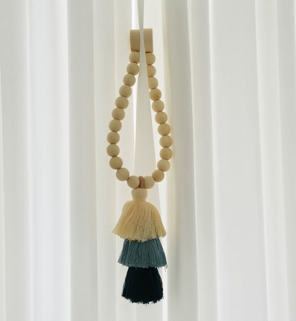 Guirnalda Decorativa de Cuentas de Madera con Borlas
