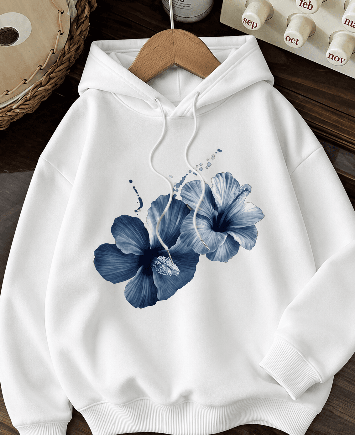 Hoodie Ocean Vibes Floral Premium – Blanco con Flores Azules